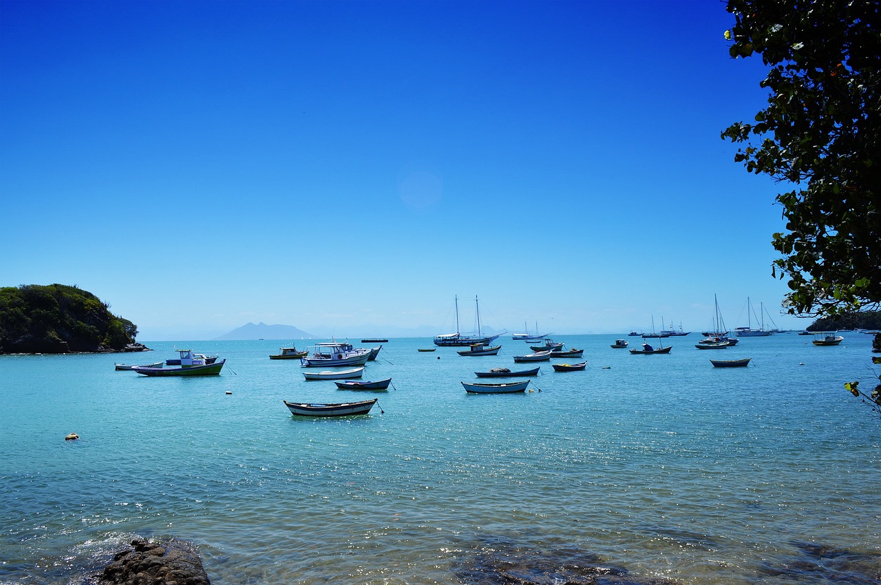 Linda vista de uma das praias de Búzios após uma viagem curta do Rio de Janeiro