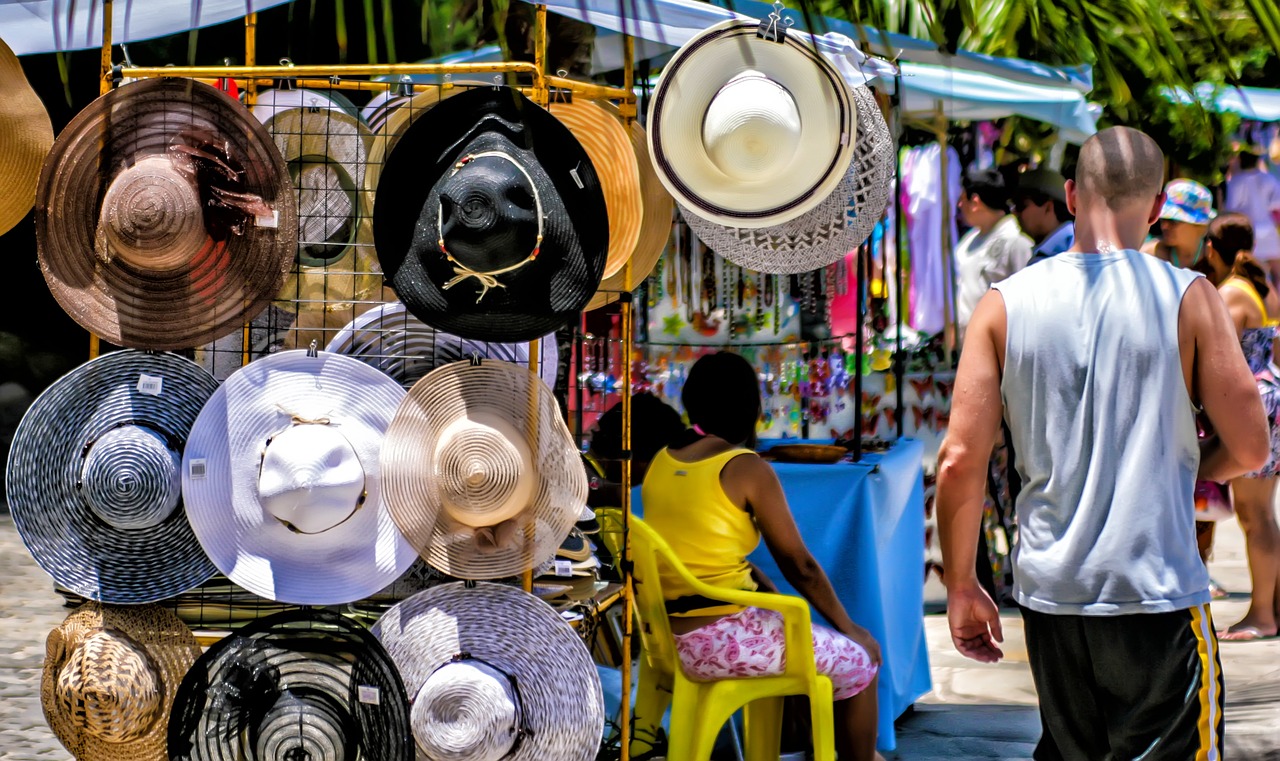 Ao fazer um passeio em Búzios você encontra feiras e tendas de artesanato