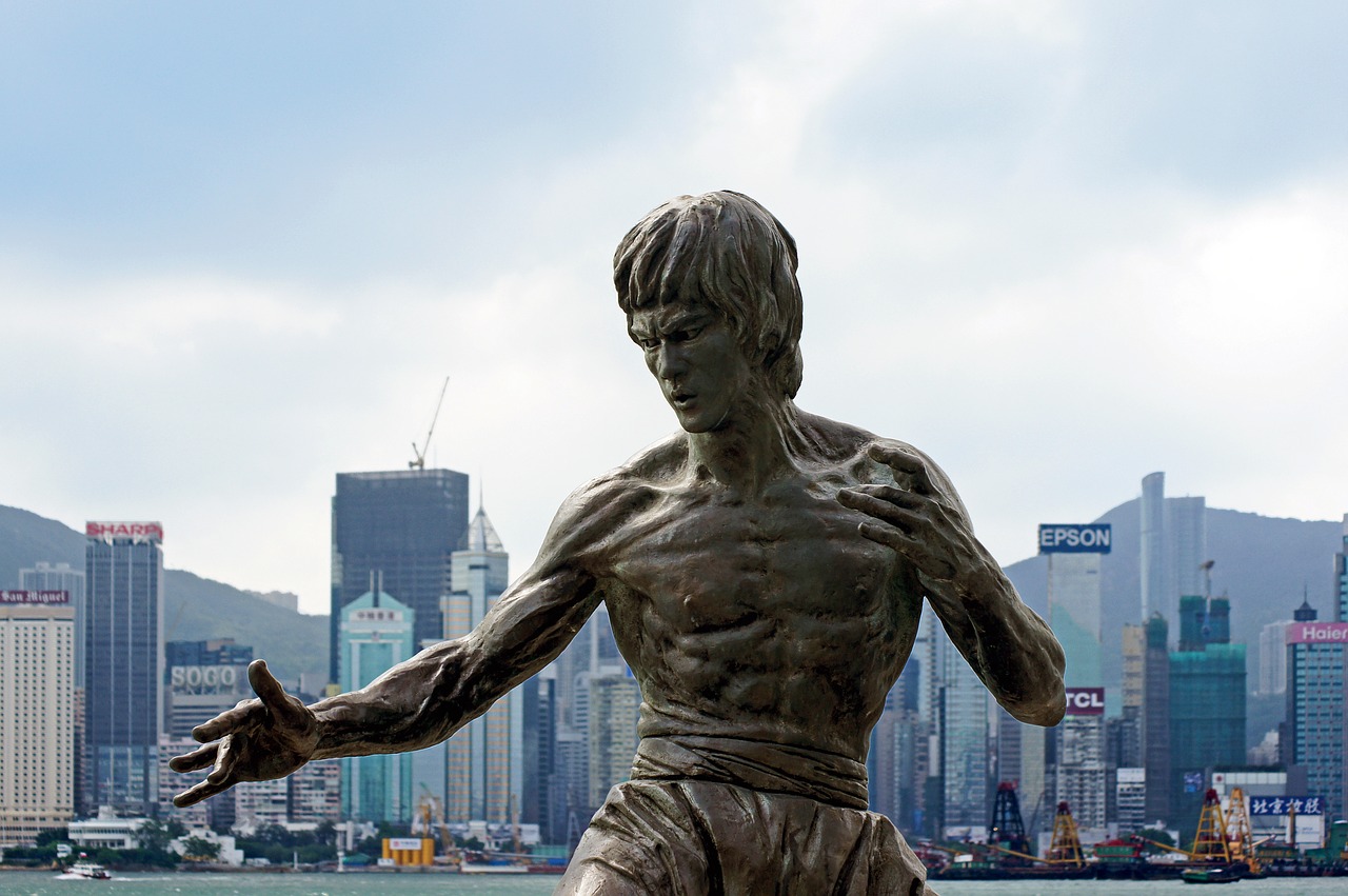 O Bruce Lee vem de Hong Kong e tem essa estátua de homenagem