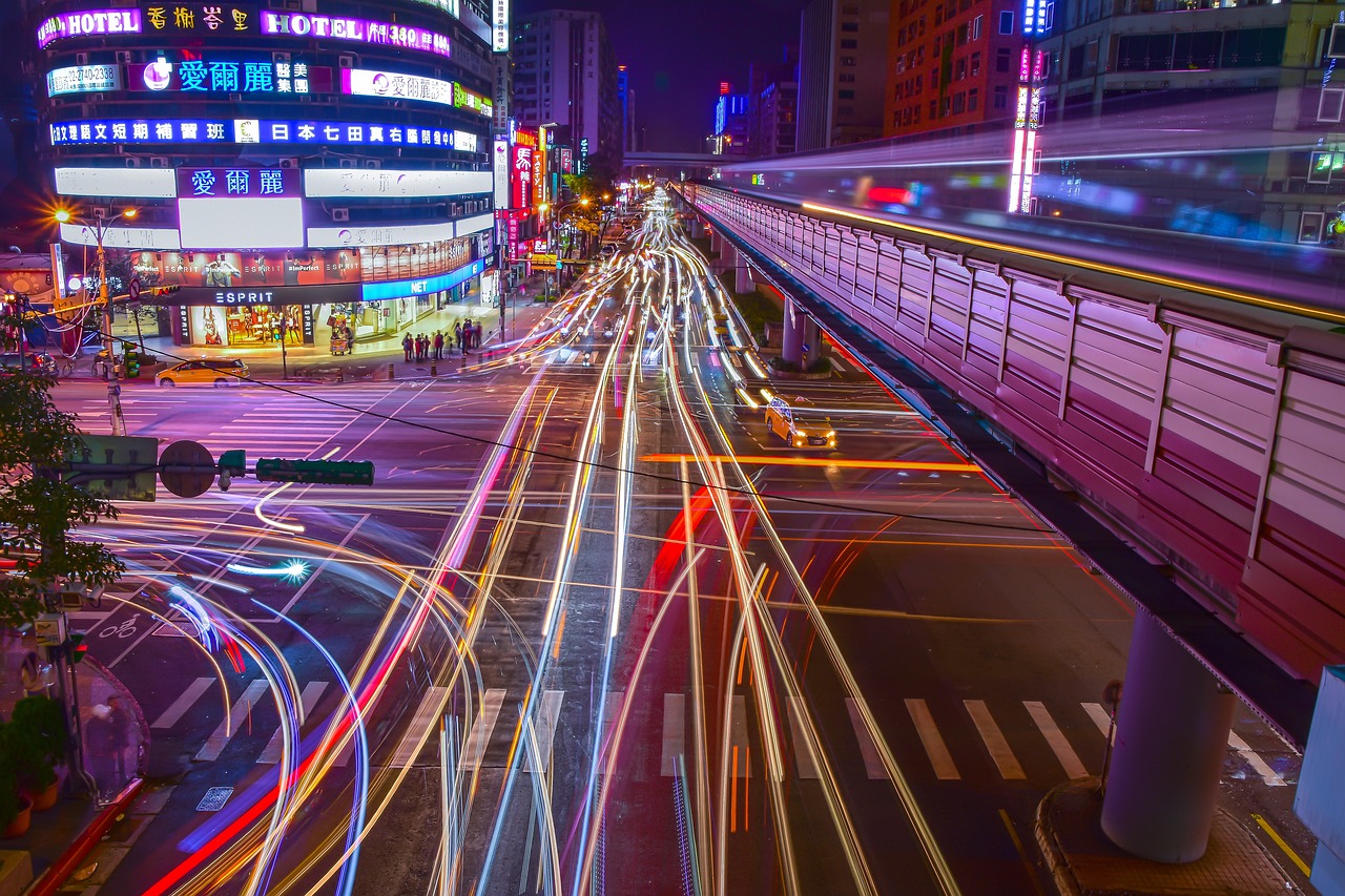 Foto noturna de uma das vias de Taipei