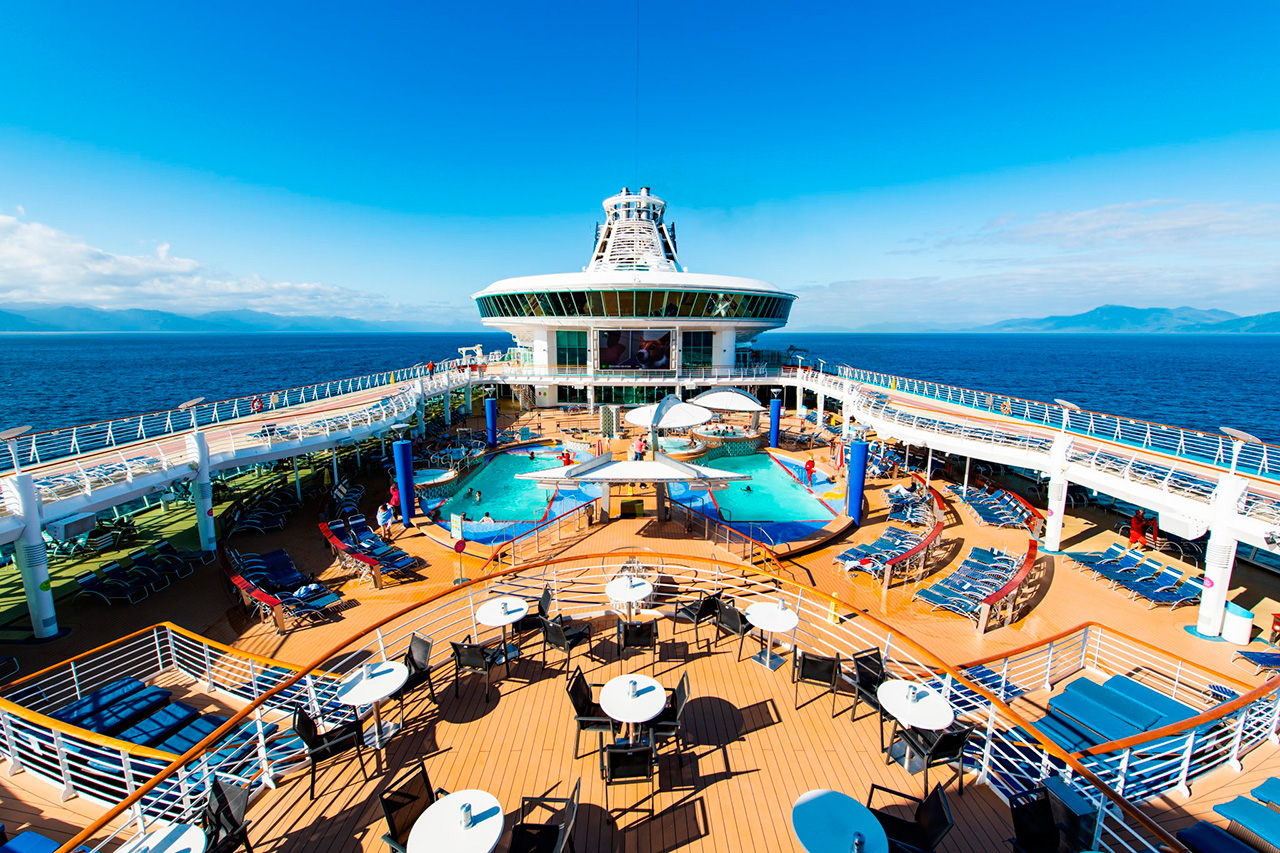 Vista do deck do cruzeiro da Royal Caribbean no navio Explorer of the Seas