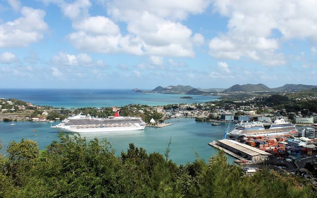 Vista do alto da Ilha de Aruba e os cruzeiros aportados