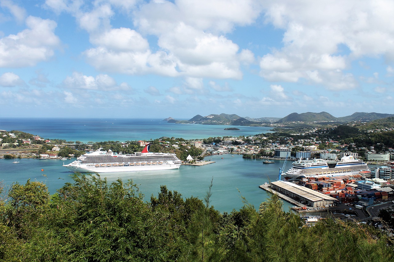 Vista do alto da Ilha de Aruba e os cruzeiros aportados