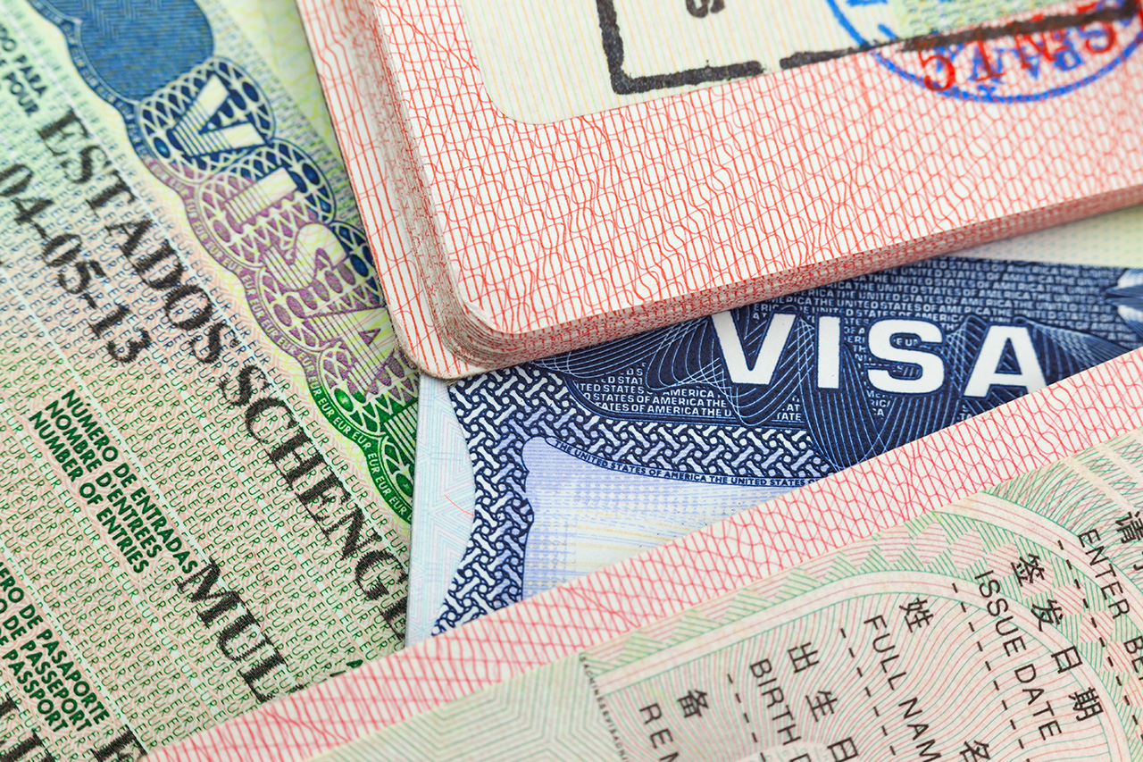 Os passaportes e vistos fazem parte da documentação da viagem