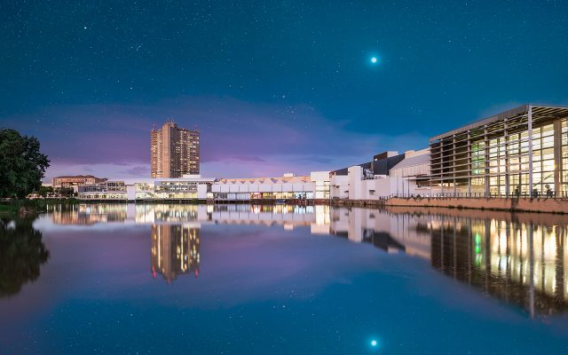 Linda imagem noturna de Loch Logan Waterfront em Bloemfontein na África do Sul