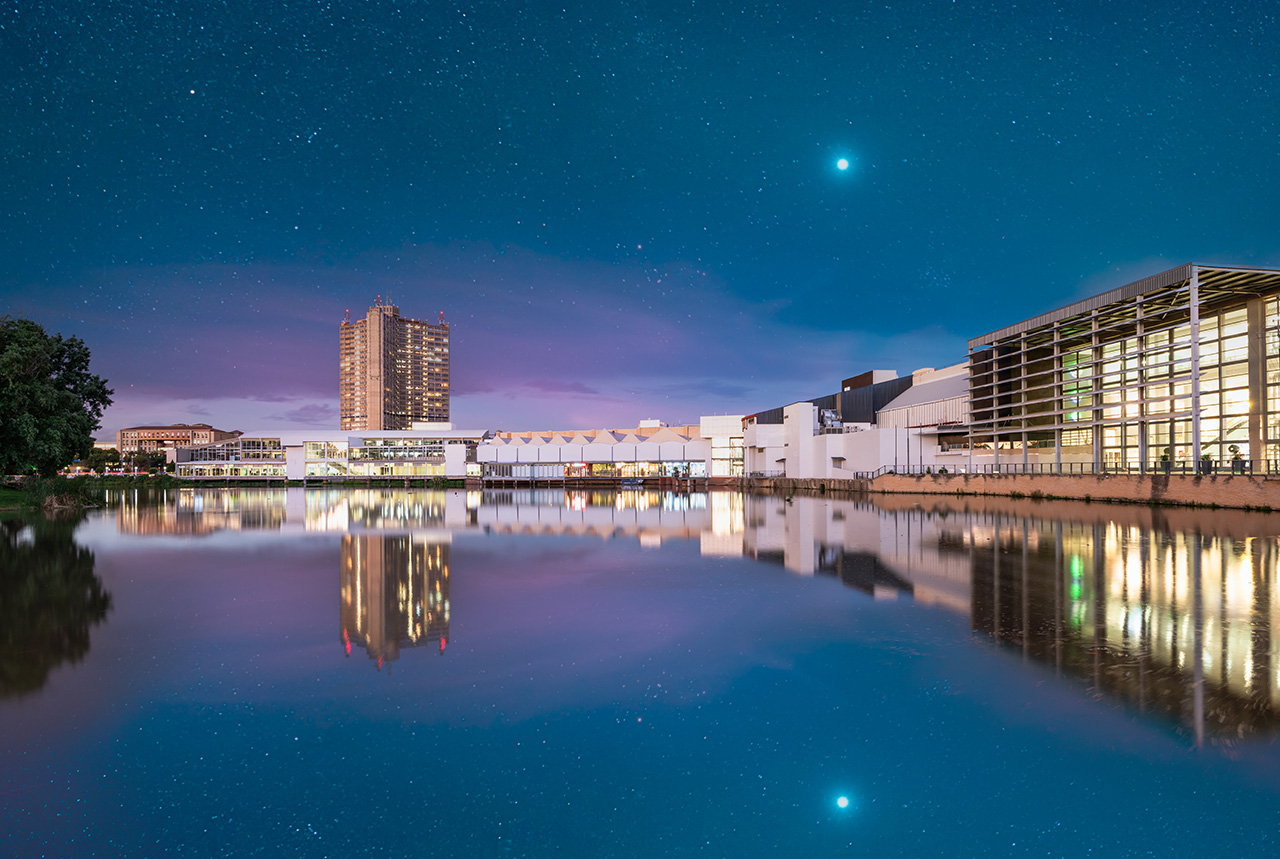 Linda imagem noturna de Loch Logan Waterfront em Bloemfontein na África do Sul