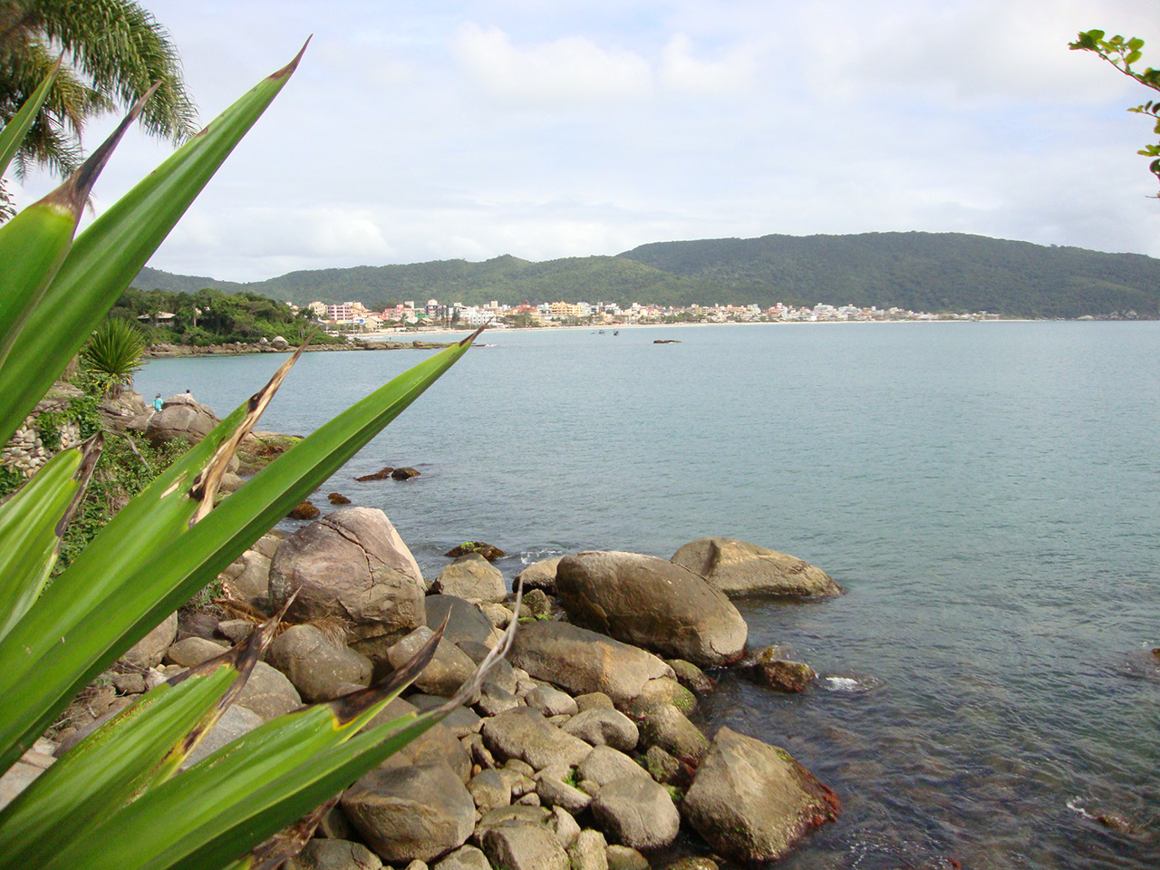 Vista da praia na trilha em Bombinhas