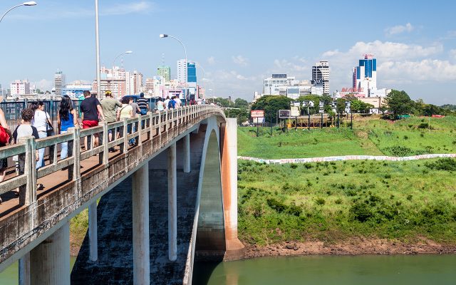 Ponte da Amizade na fronteira entre o Brasil e Paraguai com vista a Ciudad del Este