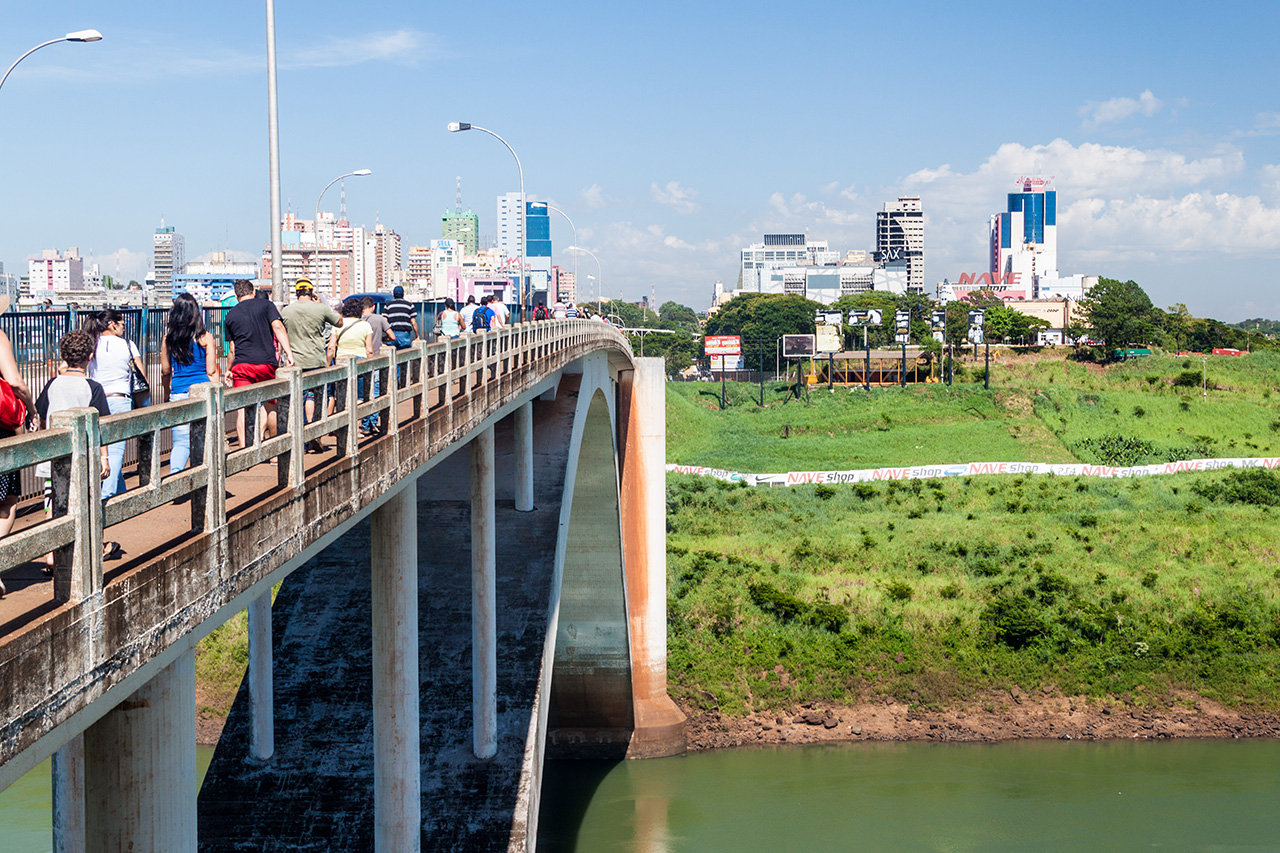 Ponte da Amizade na fronteira entre o Brasil e Paraguai com vista a Ciudad del Este
