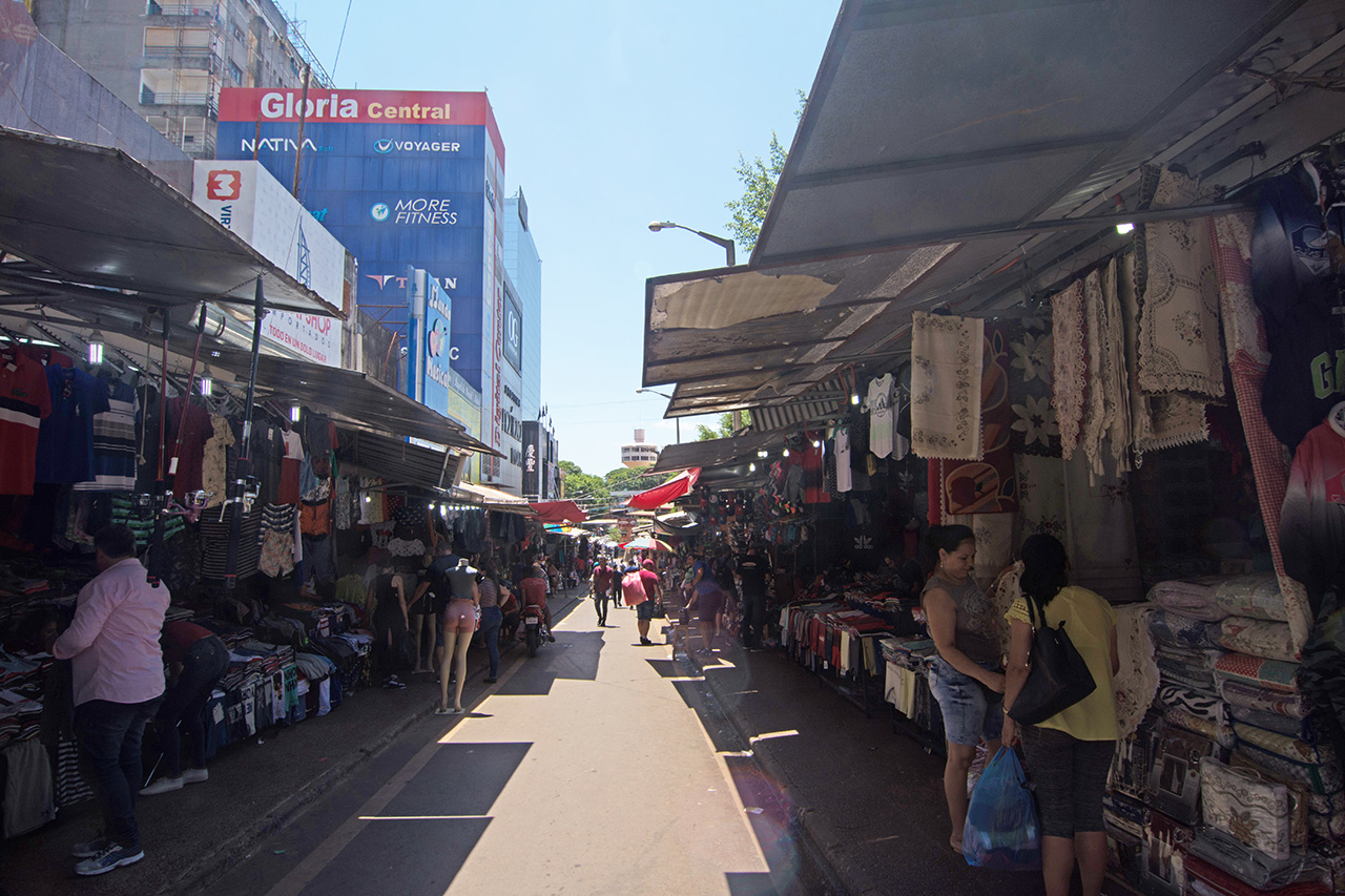 Mercado de rua e camelôs em Ciudad del Este