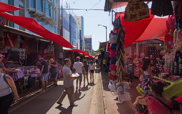 Mercado de rua para compras no Paraguai