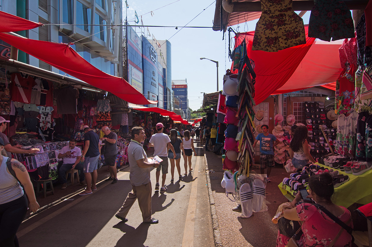 Mercado de rua para compras no Paraguai