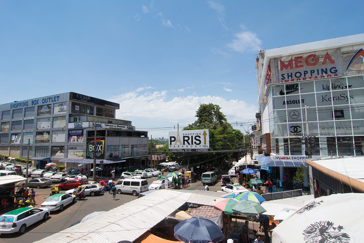 Vista dos shoppings e camelôs para compras no Paraguai