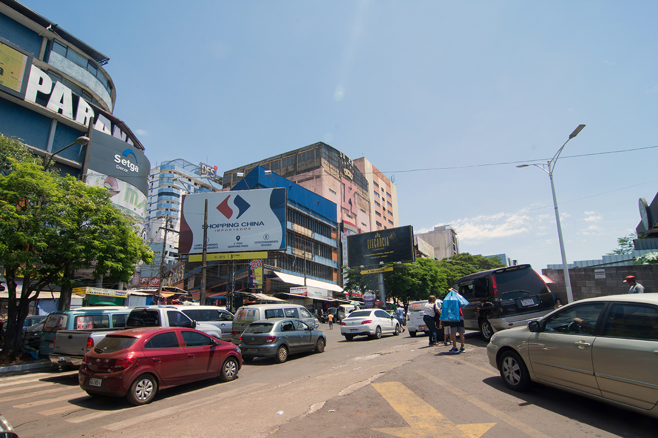 Trânsito de carros em Ciudad del Este