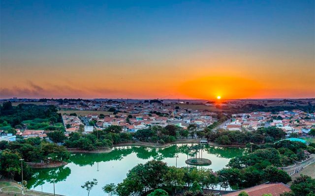 Pôr-do-sol na lagoa do bairro João Aranha em Paulínia (Foto by @paulinia.vistadecima)