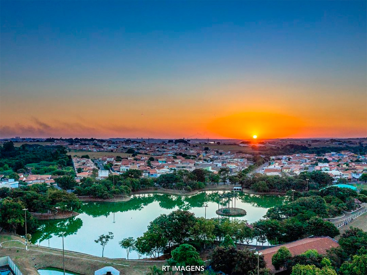 Pôr-do-sol na lagoa do bairro João Aranha em Paulínia (Foto by @paulinia.vistadecima)