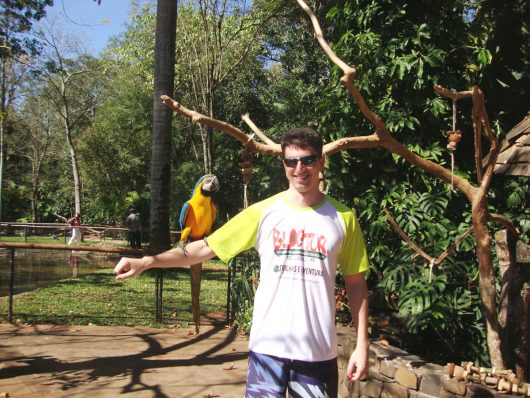 Foto com arara - Parque das Aves