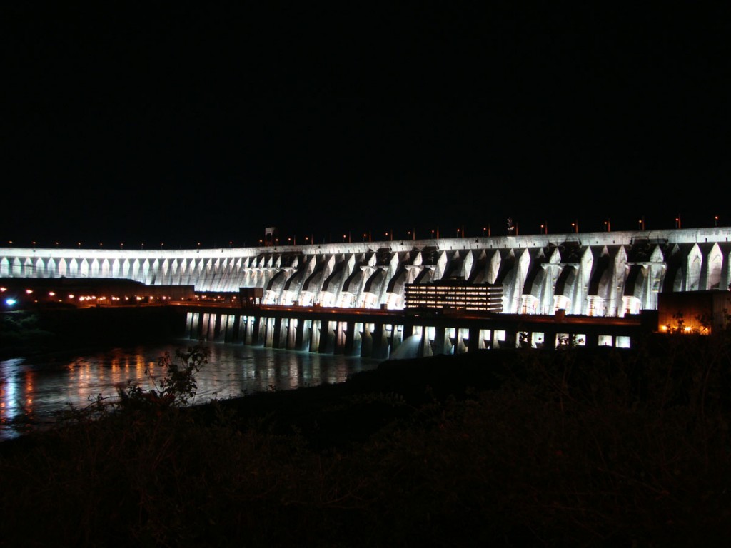 Iluminação noturna - Usina de Itaipu