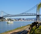 A Ponte Hercílio Luz é o símbolo de Florianópolis