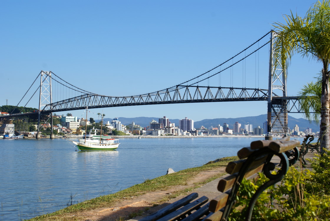 A Ponte Hercílio Luz é o símbolo de Florianópolis