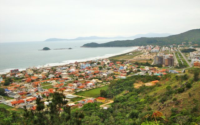 Vista do mirante da Praia de Palmas em Governador Celso Ramos