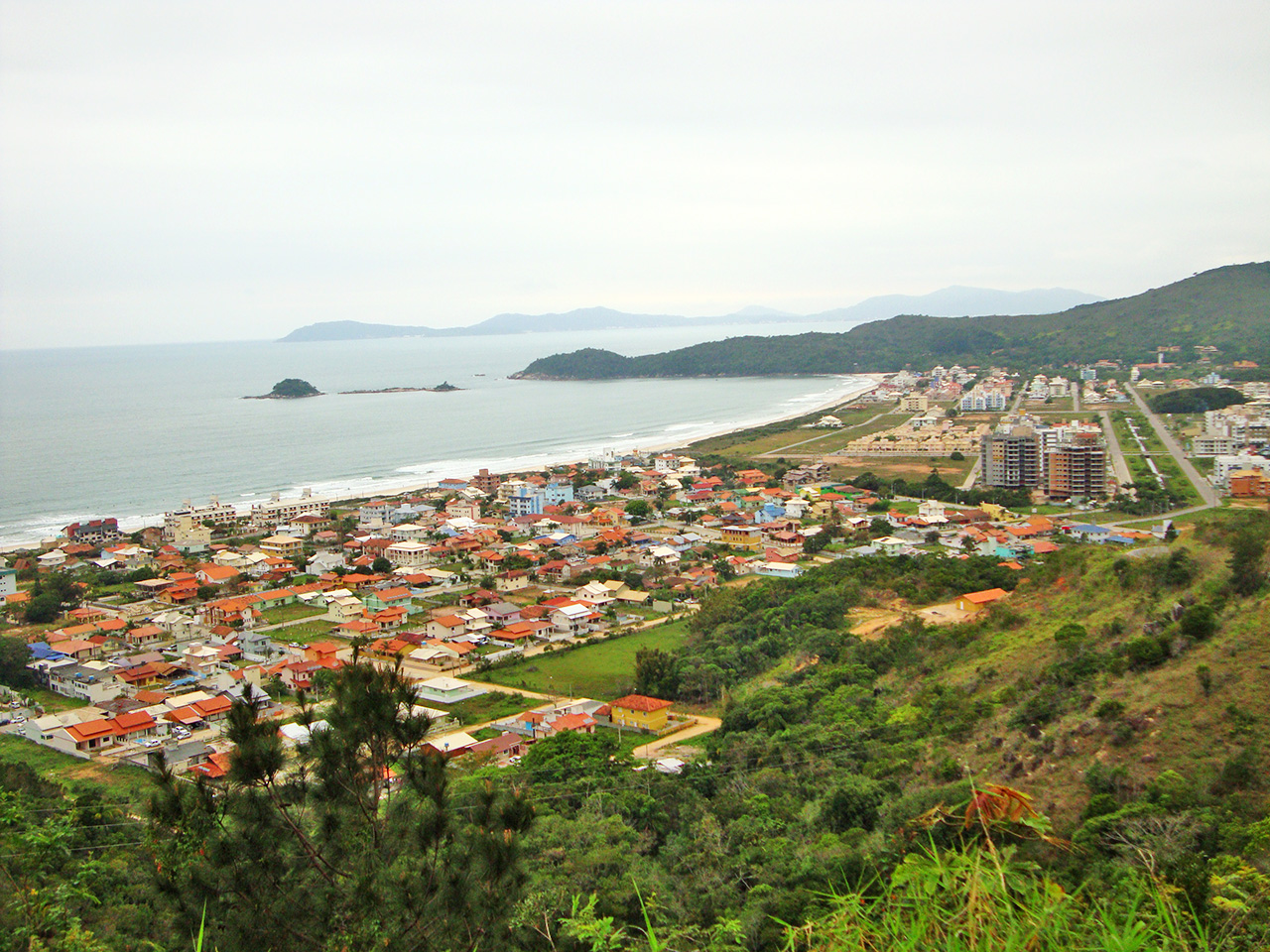 Vista do mirante da Praia de Palmas em Governador Celso Ramos
