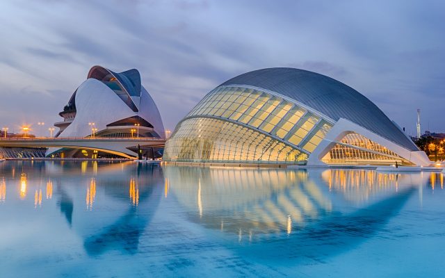 Cidade das Artes é uma das obras imponentes de Valência na Espanha