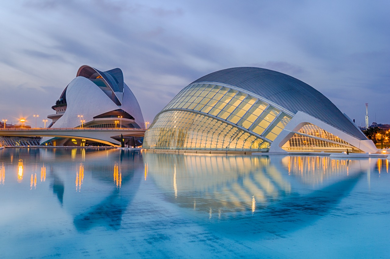 Cidade das Artes é uma das obras imponentes de Valência na Espanha