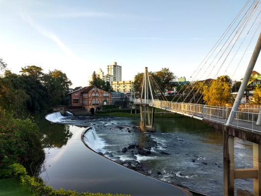 Ponte do complexo turístico da Thapyoka