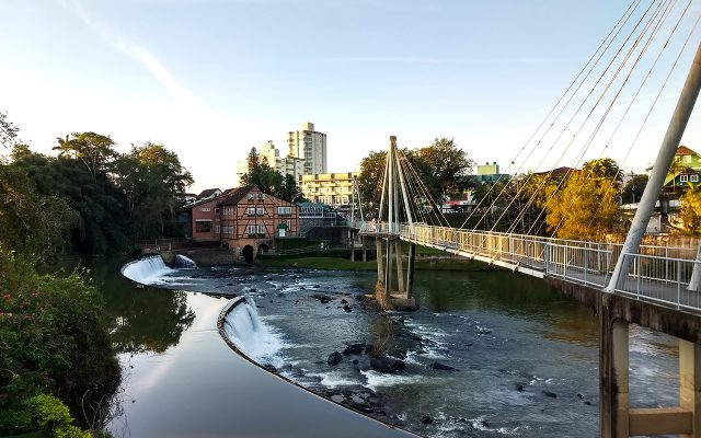 Ponte do complexo turístico da Thapyoka