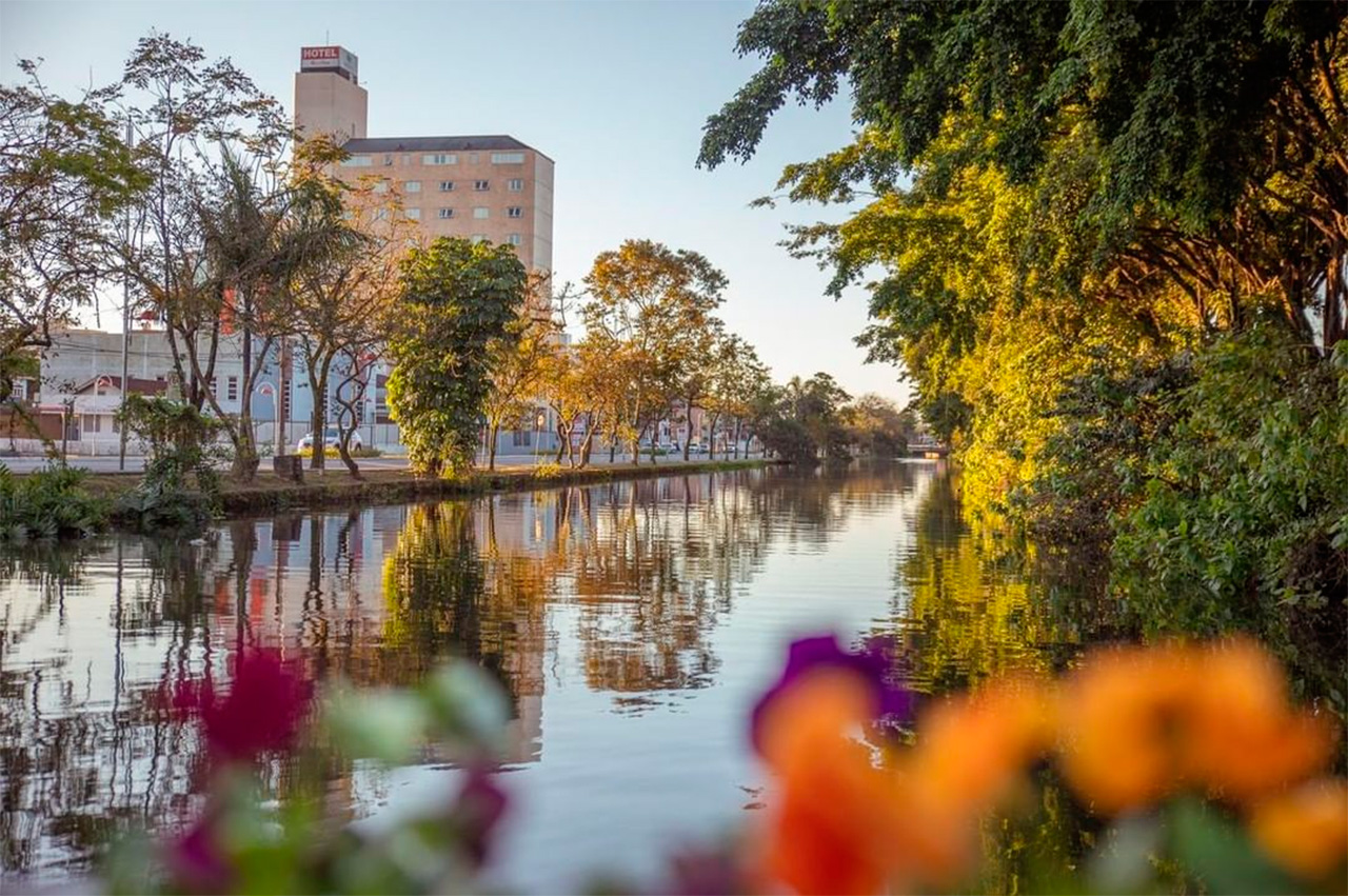 Linda foto da Avenida Beira-Rio em Joinville (Photo by @alexandreviebrantz)