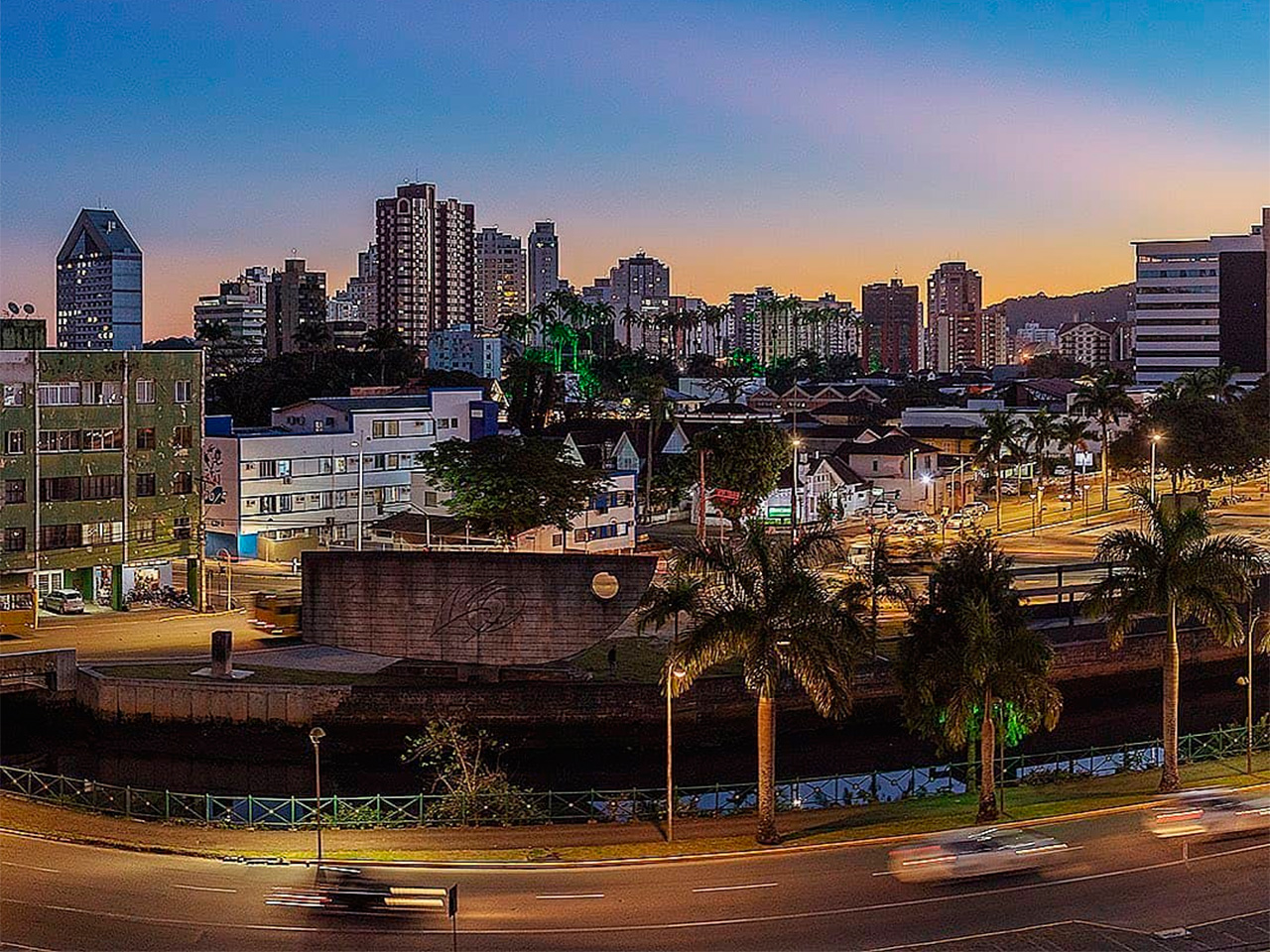 Vista da cidade de Joinville no entardecer de uma noite de outono (Photo by @alexandreviebrantz)