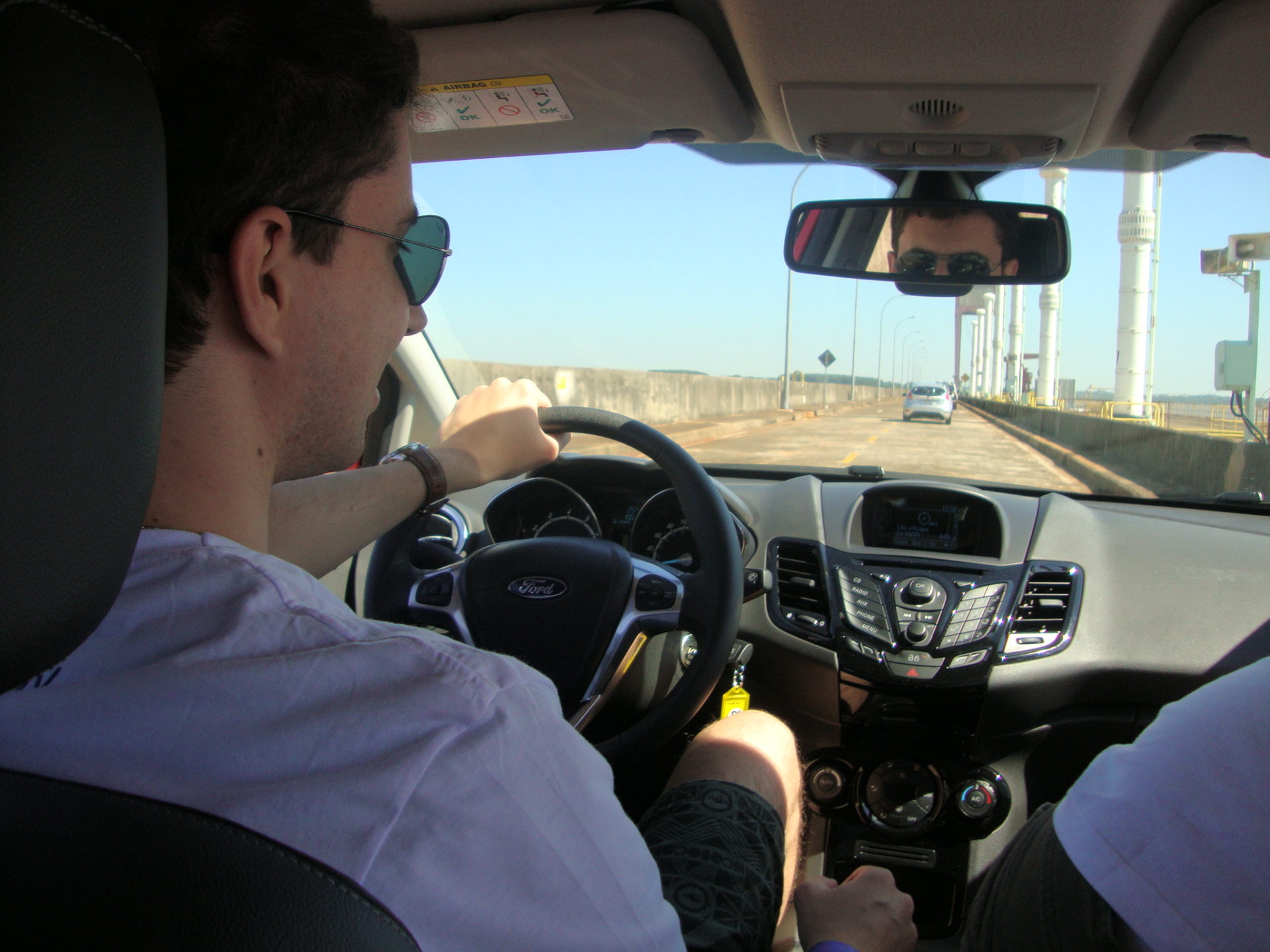 Passeio de carro na Usina de Itaipu durante viagem ao Paraná