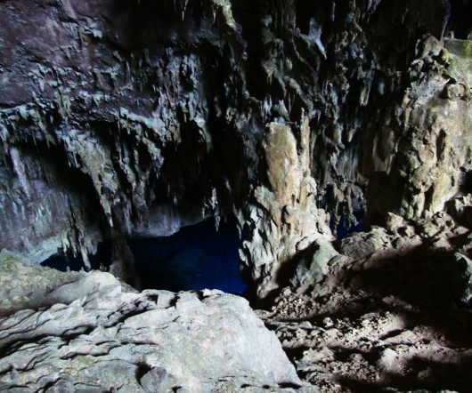 Estalactites e Estalagmites - Gruta do Lago Azul