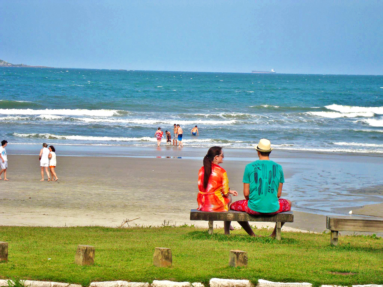 Conversando e olhando o fim de tarde na praia de Ubatuba em São Francisco do Sul