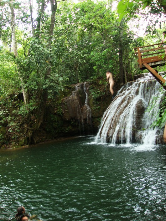Salto em cachoeira - Estância Mimosa