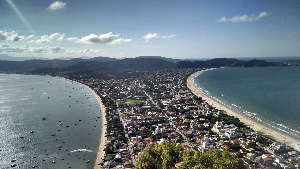 As praias de Canto Grande e Mariscal fazem parte das praias de Santa Catarina