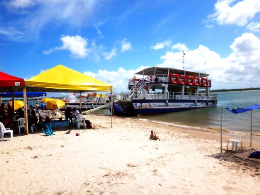 Catamarã na Ilha dos Namorados - Aracaju - SE