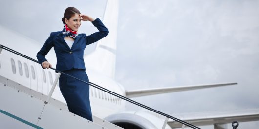 Qual a diferença de comissária de bordo e aeromoça Comissario De Bordo E Aeromoca Conheca Mais Sobre A Profissao