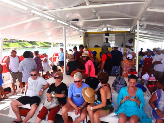 Turistas no catamarã - Aracaju - SE