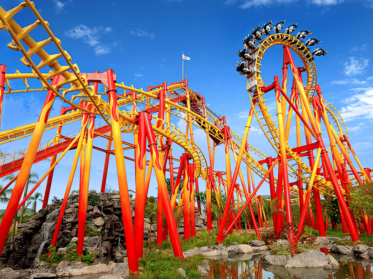 Essa é a montanha russa Firewhip do Parque Beto Carrero World