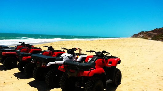 Passeio de quadriciclo na Praia do Gunga