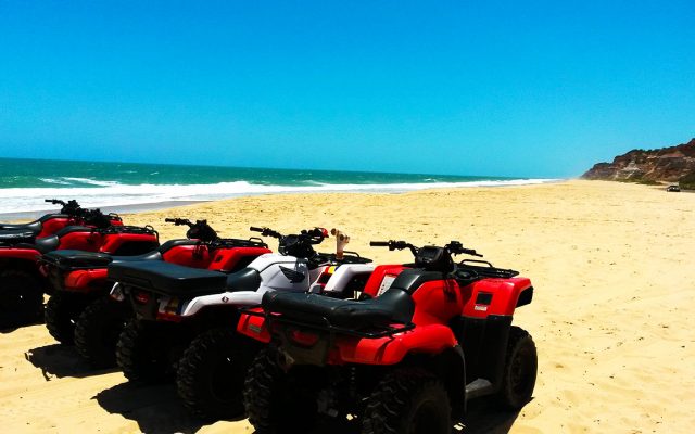 Passeio de quadriciclo na Praia do Gunga