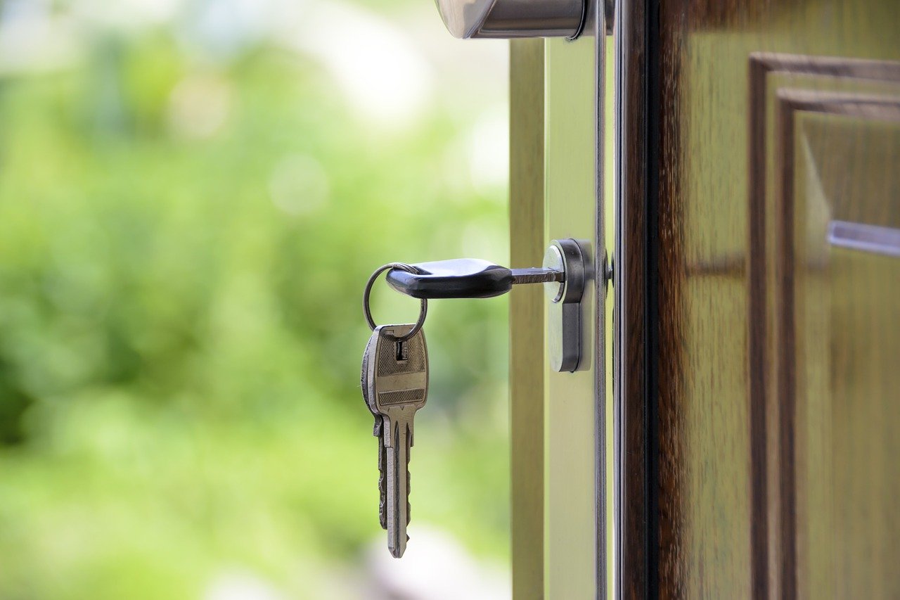 Trancar as portas faz parte da segurança da casa antes da viagem