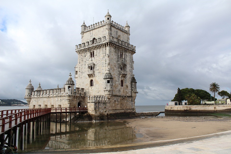 A Torre de Belém por fora é uma das opções de passeio gratuito em Lisboa em Portugal