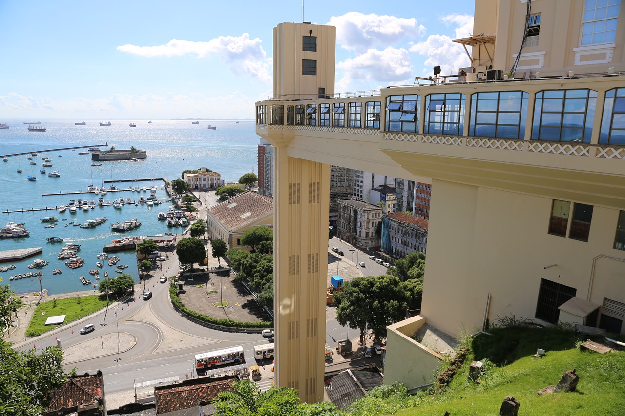 O elevador Jorge Lacerda é um dos destaques para escolher o que fazer em Salvador