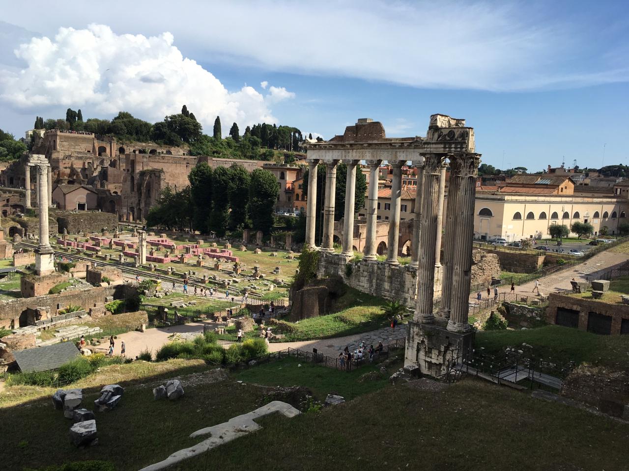 Esse é o lindo Fórum Romano que mostra a grandeza de Roma no passado