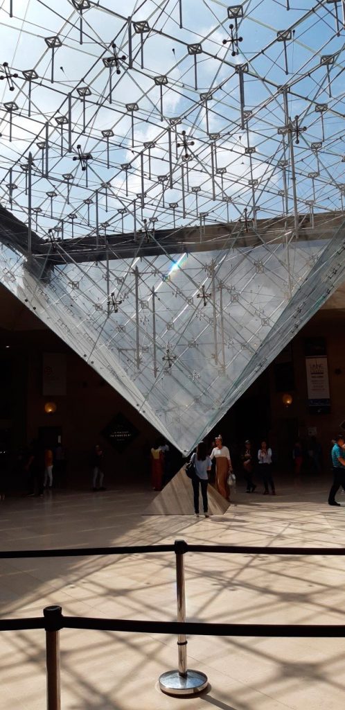 Pirâmide invertida do Louvre