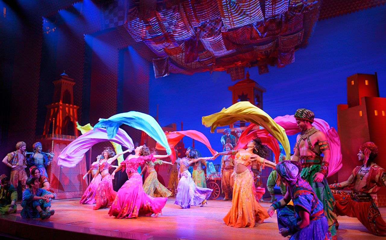 Linda imagem da coreografia do espetáculo Aladdin em Nova York