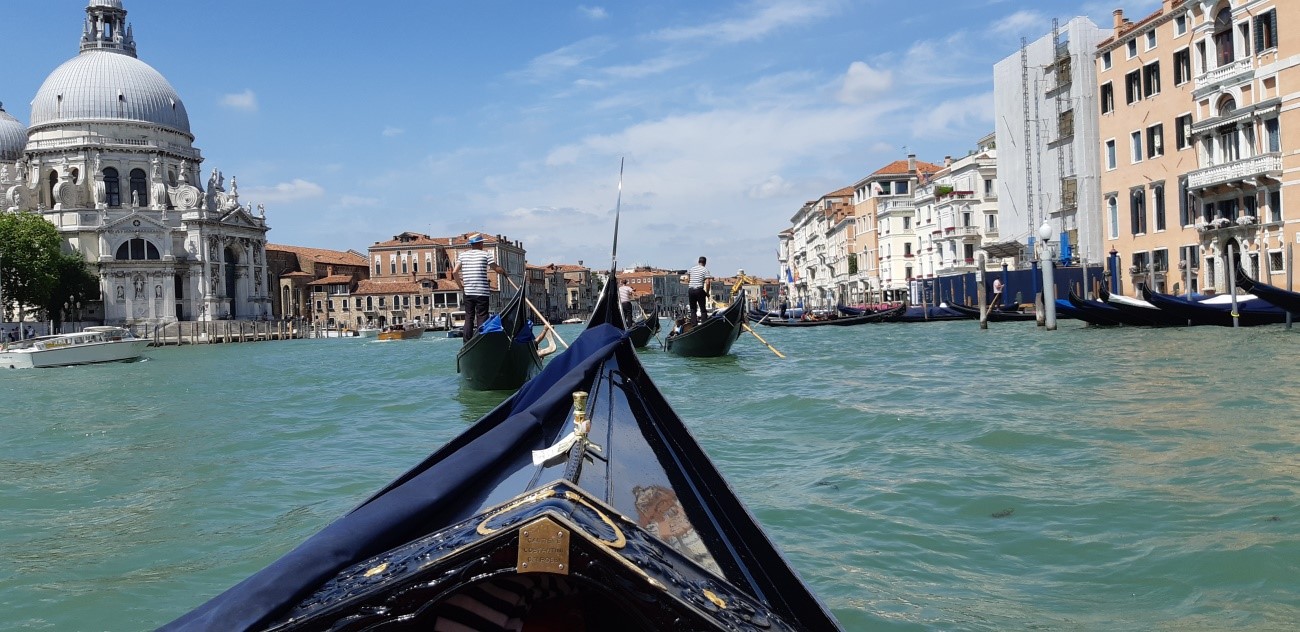 Passeio de gôndola por Veneza